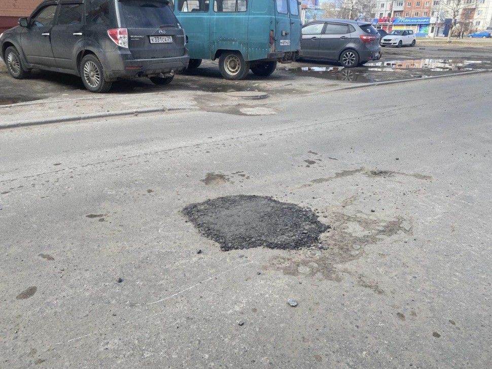 В Северодвинске переделали ямочный «ремонт» дороги кирпичами